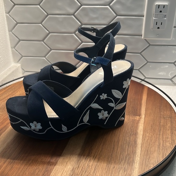 MIA Platform Embroidered Wedges ( size 8.5 ) - Picture 2 of 9